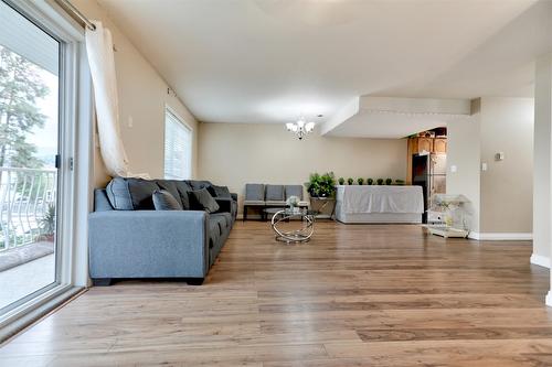 203-95 Eckhardt Avenue, Penticton, BC - Indoor Photo Showing Living Room