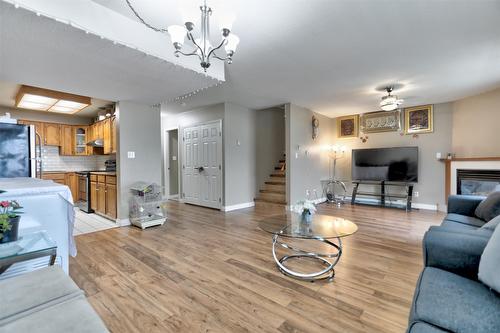 203-95 Eckhardt Avenue, Penticton, BC - Indoor Photo Showing Living Room