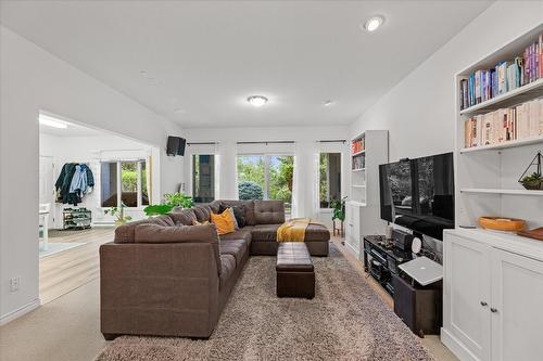 4187 Gallaghers Crescent, Kelowna, BC - Indoor Photo Showing Living Room