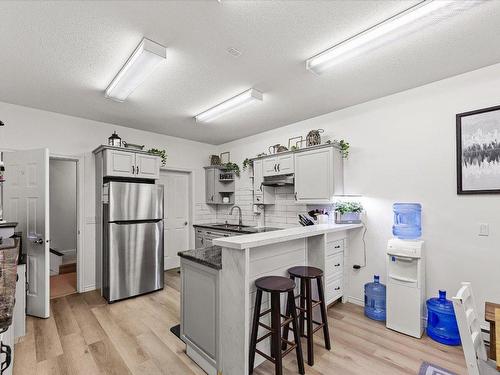 4187 Gallaghers Crescent, Kelowna, BC - Indoor Photo Showing Kitchen