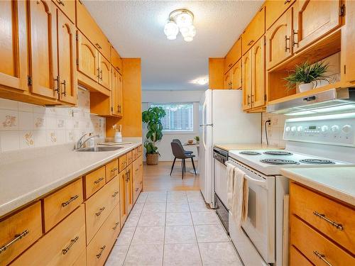 108-25 Government St, Victoria, BC - Indoor Photo Showing Kitchen
