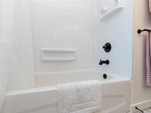 201-1991 Kaltasin Rd, Sooke, BC - Indoor Photo Showing Bathroom