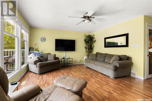 607 5Th Avenue, Regina Beach, SK - Indoor Photo Showing Living Room