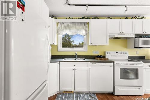 607 5Th Avenue, Regina Beach, SK - Indoor Photo Showing Kitchen With Double Sink