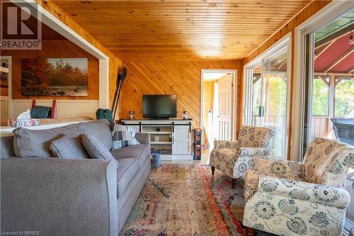 1407 Northshore Road, North Bay, ON - Indoor Photo Showing Living Room