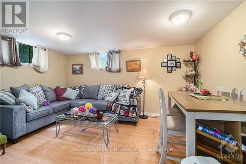 978 Notre-Dame Street, Russell, ON - Indoor Photo Showing Living Room