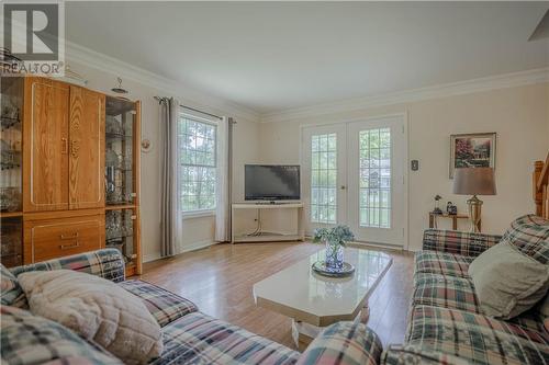 6130 3Rd Line Road, Bainsville, ON - Indoor Photo Showing Living Room