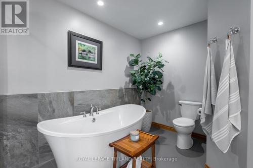 596 Rosecliffe Terrace, London, ON - Indoor Photo Showing Bathroom