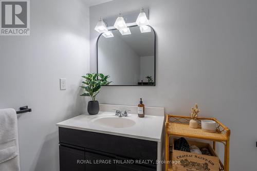 596 Rosecliffe Terrace, London, ON - Indoor Photo Showing Bathroom