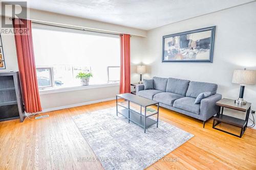 96 Cultra Square, Toronto, ON - Indoor Photo Showing Living Room