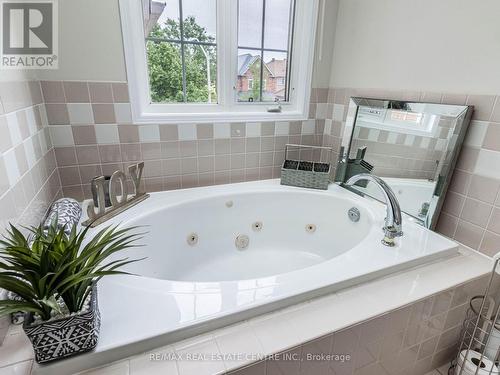 14 Standish Street, Halton Hills, ON - Indoor Photo Showing Bathroom