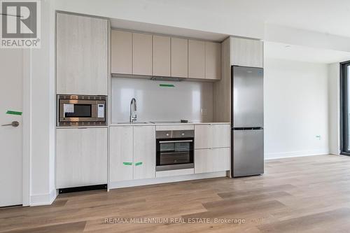 420 - 86 Dundas Street E, Mississauga, ON - Indoor Photo Showing Kitchen