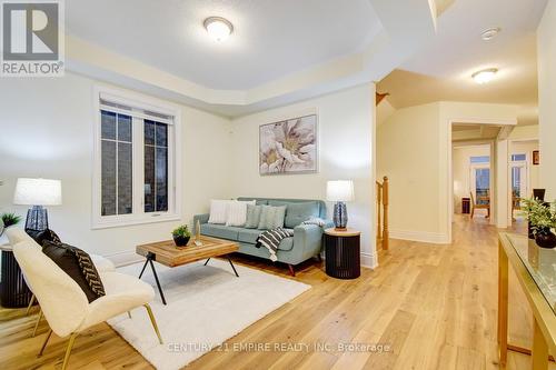 33 Junior Road, Brampton, ON - Indoor Photo Showing Living Room