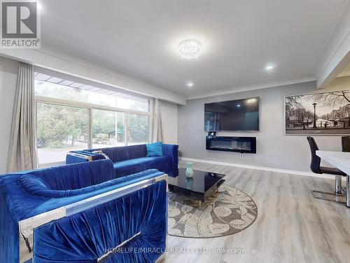 374 Book Road, Grimsby, ON - Indoor Photo Showing Living Room