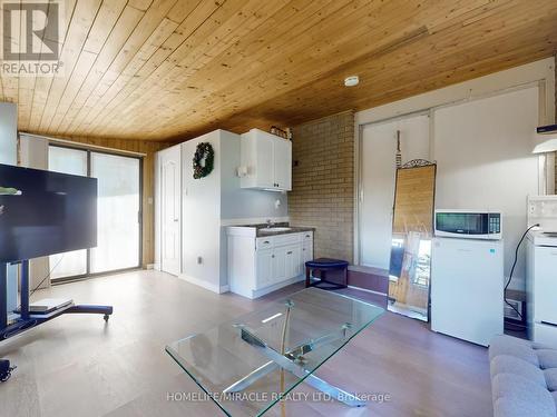 374 Book Road, Grimsby, ON - Indoor Photo Showing Laundry Room