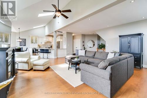 773 Klosters Drive, Waterloo, ON - Indoor Photo Showing Living Room