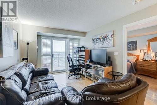 1109 - 18 Harrison Garden Boulevard S, Toronto, ON - Indoor Photo Showing Living Room