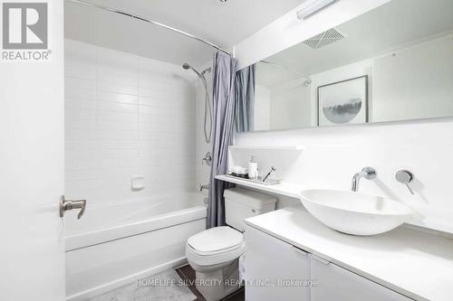 3907 - 15 Fort York Boulevard, Toronto, ON - Indoor Photo Showing Bathroom