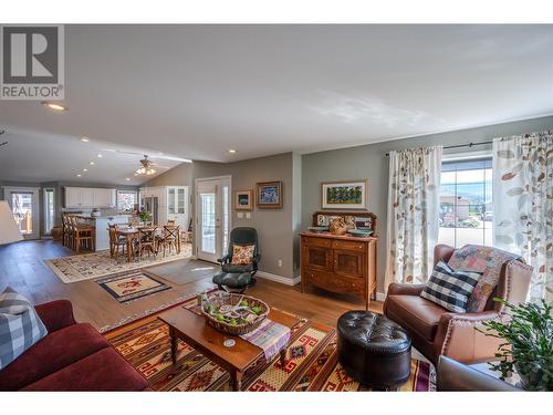 2000 Sandpiper Lane, Penticton, BC - Indoor Photo Showing Living Room