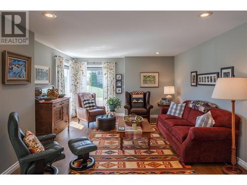 2000 Sandpiper Lane, Penticton, BC - Indoor Photo Showing Living Room