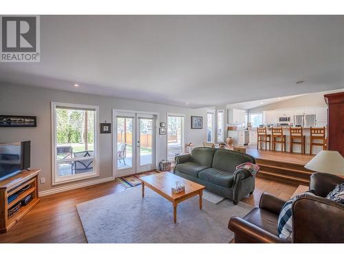 2000 Sandpiper Lane, Penticton, BC - Indoor Photo Showing Living Room