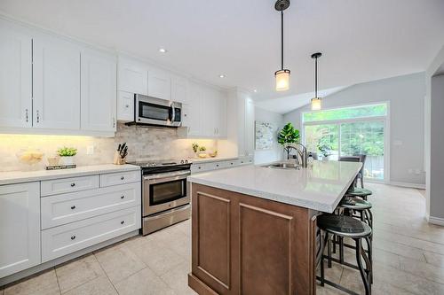 4142 Bianca Forest Drive, Burlington, ON - Indoor Photo Showing Kitchen With Upgraded Kitchen