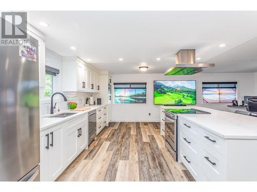 4075 Mcclain Road Unit# 93, Kelowna, BC - Indoor Photo Showing Kitchen With Double Sink With Upgraded Kitchen