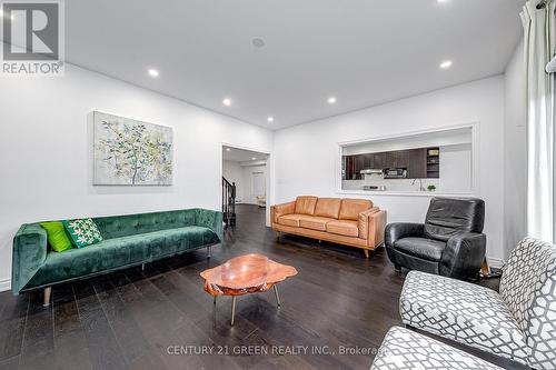 185 Shephard Avenue, New Tecumseth, ON - Indoor Photo Showing Living Room