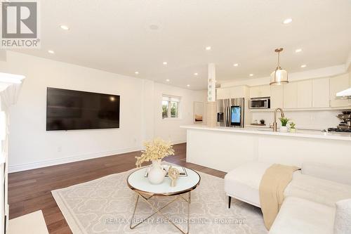 6867 Postmaster Ridge, Mississauga, ON - Indoor Photo Showing Living Room