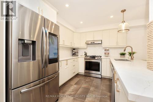 6867 Postmaster Ridge, Mississauga, ON - Indoor Photo Showing Kitchen With Upgraded Kitchen