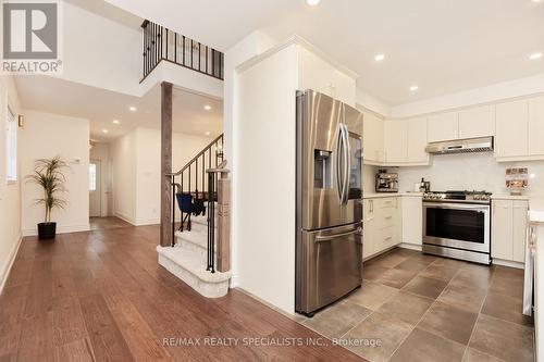 6867 Postmaster Ridge, Mississauga, ON - Indoor Photo Showing Kitchen