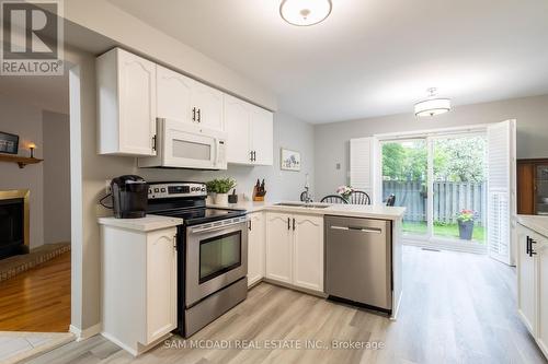 3350 Nutcracker Drive, Mississauga, ON - Indoor Photo Showing Kitchen With Stainless Steel Kitchen