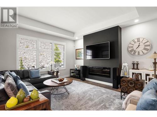 4019 Rio Vista Way, Kamloops, BC - Indoor Photo Showing Living Room