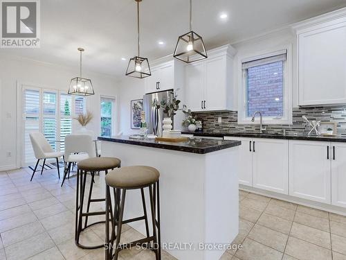 2378 Blue Holly Crescent, Oakville, ON - Indoor Photo Showing Kitchen With Upgraded Kitchen