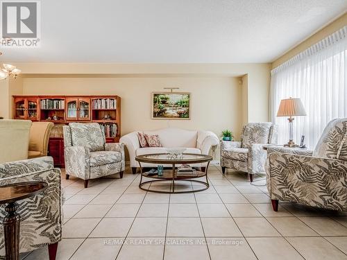 1626 Casablanca Circle, Mississauga, ON - Indoor Photo Showing Living Room