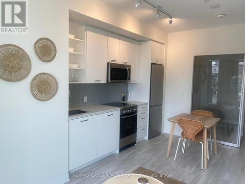 414 - 1630 Queen Street E, Toronto, ON - Indoor Photo Showing Kitchen