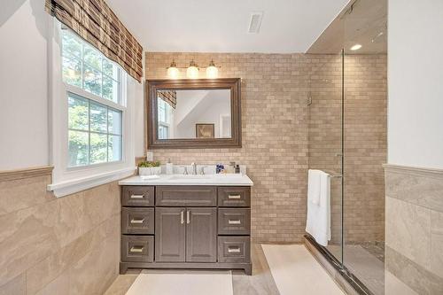 1059 Scenic Drive, Hamilton, ON - Indoor Photo Showing Bathroom