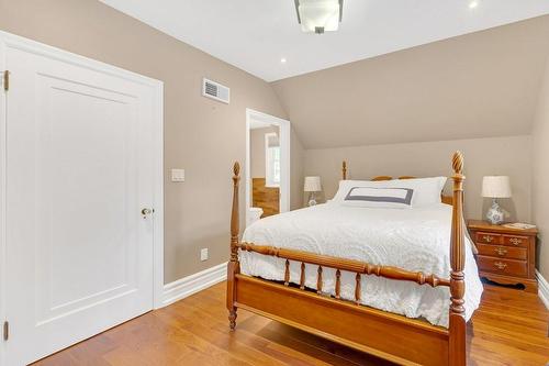 1059 Scenic Drive, Hamilton, ON - Indoor Photo Showing Bedroom