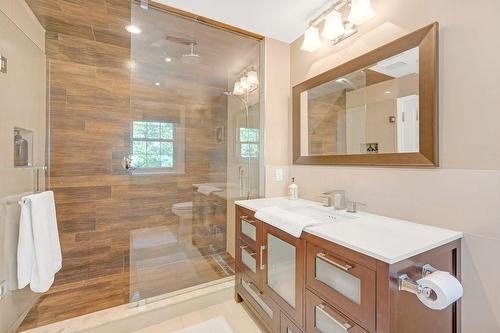 1059 Scenic Drive, Hamilton, ON - Indoor Photo Showing Bathroom