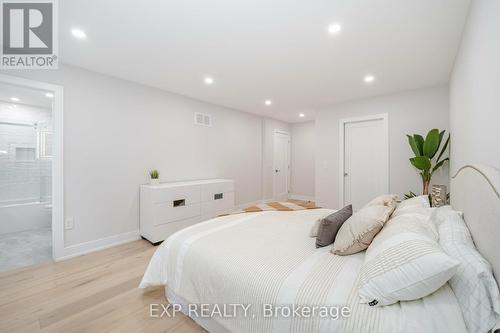 1269 Rose Court, Mississauga, ON - Indoor Photo Showing Bedroom