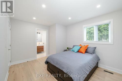 1269 Rose Court, Mississauga, ON - Indoor Photo Showing Bedroom