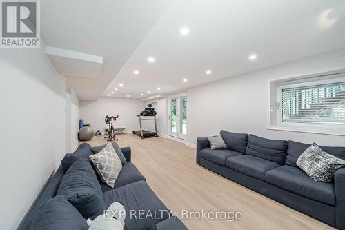 1269 Rose Court, Mississauga, ON - Indoor Photo Showing Living Room