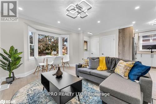 164 East 31St Street, Hamilton, ON - Indoor Photo Showing Living Room