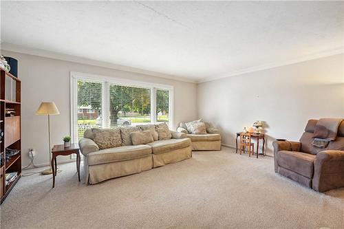 4 Edinburgh Drive, St. Catharines, ON - Indoor Photo Showing Living Room