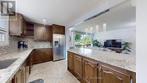 27 Shoreland Crescent, Toronto (Woburn), ON - Indoor Photo Showing Kitchen With Upgraded Kitchen