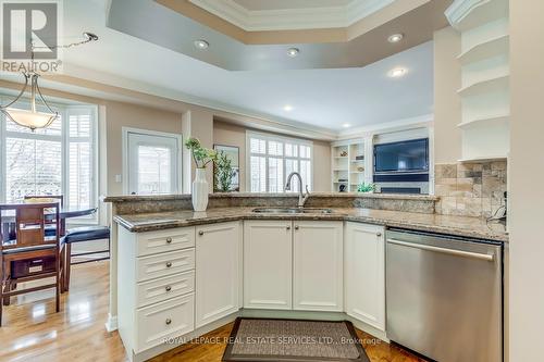 2018 Heatherwood Drive, Oakville, ON - Indoor Photo Showing Kitchen