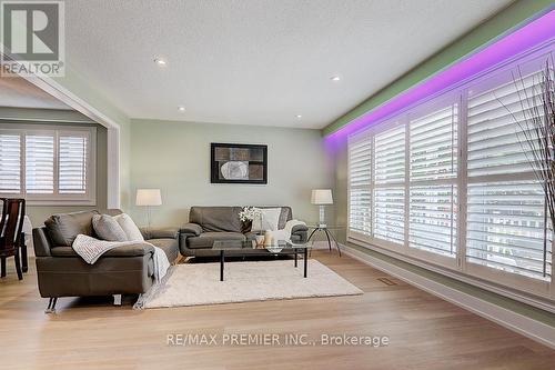 3410 Charmaine Heights, Mississauga, ON - Indoor Photo Showing Living Room