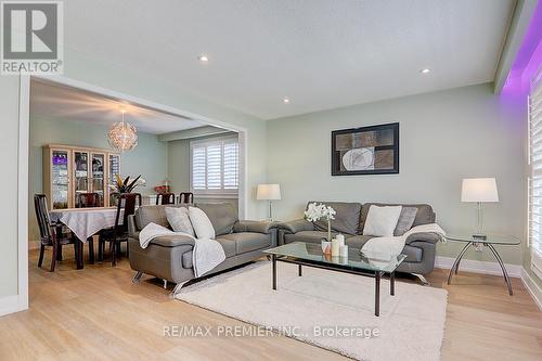 3410 Charmaine Heights, Mississauga, ON - Indoor Photo Showing Living Room