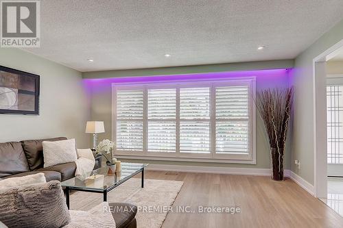 3410 Charmaine Heights, Mississauga, ON - Indoor Photo Showing Living Room