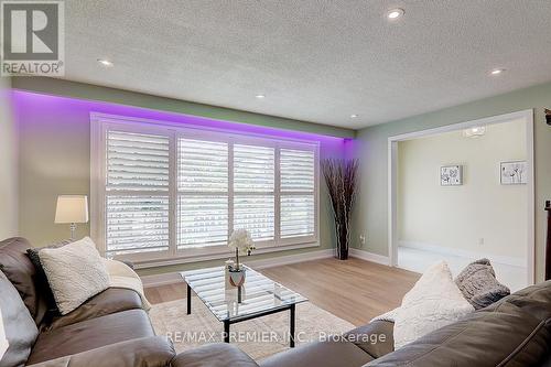 3410 Charmaine Heights, Mississauga, ON - Indoor Photo Showing Living Room